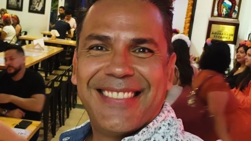 Roberto Acosta se ve muy feliz con su nueva novia.