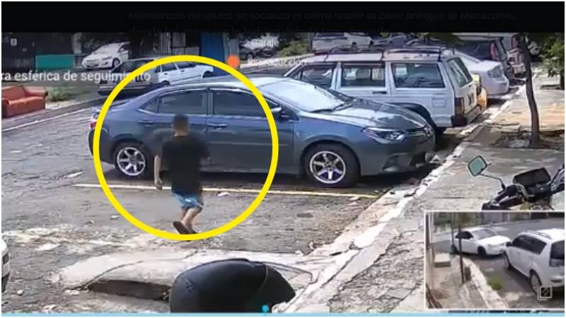 Momento en que uno de los menores se dirige hacia el vehículo. Foto / Cortesía