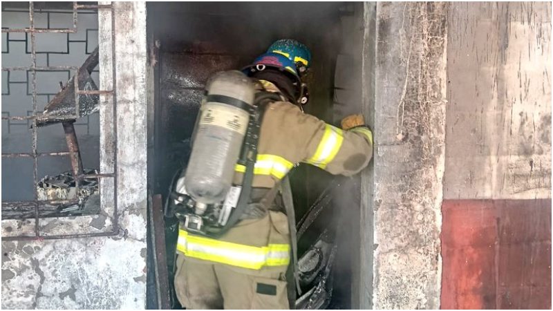 Tras ser sofocado, los bomberos revisaron que no hubiera reinicio del fuego. Foto / Cortesía Bomberos
