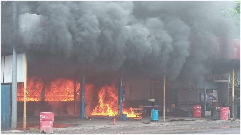 El fuego se propagó rápidamente en el taller. Foto / Cortesía 