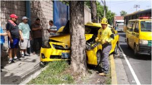 El taxi resultó con severos daños en la parte delantera. Foto / Cortesía Comandos