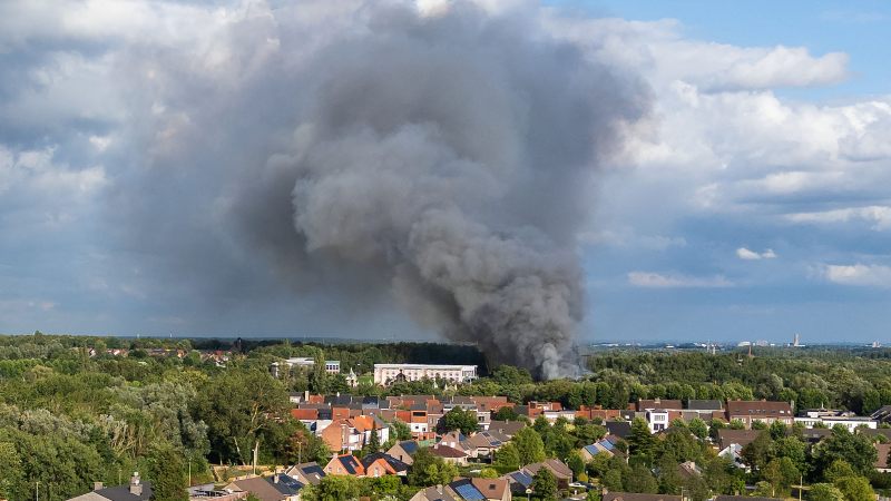 Unos cien bomberos fueron desplegados para controlar el incendio.