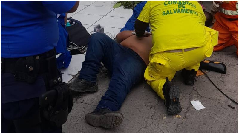 Otro trabajador cayó en el centro de San Salvador. Foto / Cortesía 
