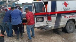 Momento en que una de las víctimas es subida a una ambulancia. Foto / Cruz Roja