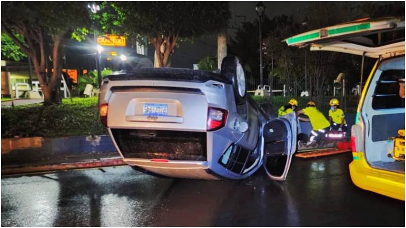 Así quedó el vehículo tras el accidente. Foto / Cortesía Comandos de Salvamento