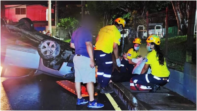 La mujer fue atendida por los socorristas. Foto / Cortesía Comandos de Salvamento
