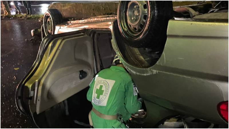 Un socorrista entra al carro volcado. Foto / Cortesía Cruz Verde