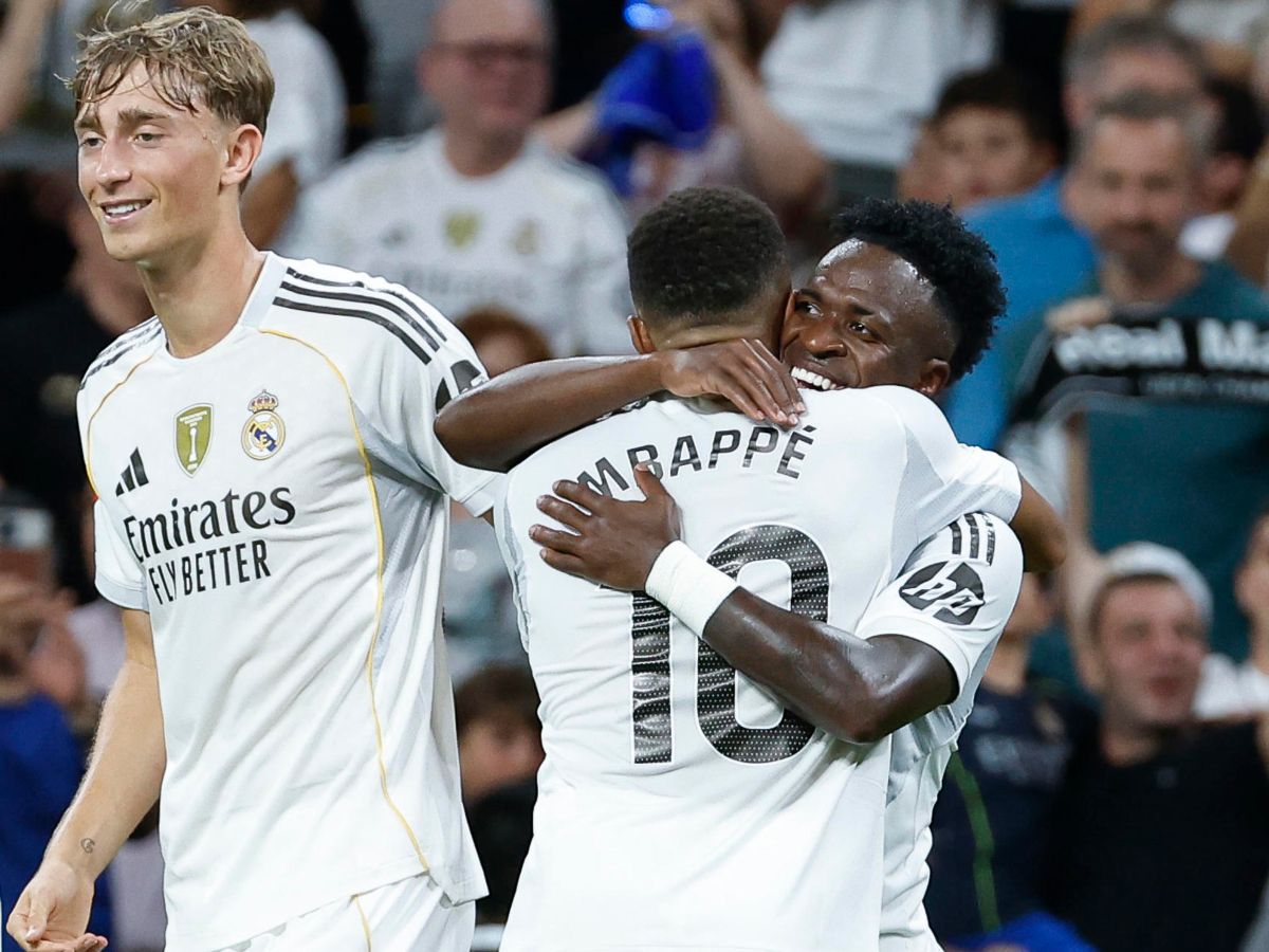 Dean Huijsen (izq.) Vinicius Junior y Kylian Mbappé celebran la victoria ante el Mallorca. Foto / EFE