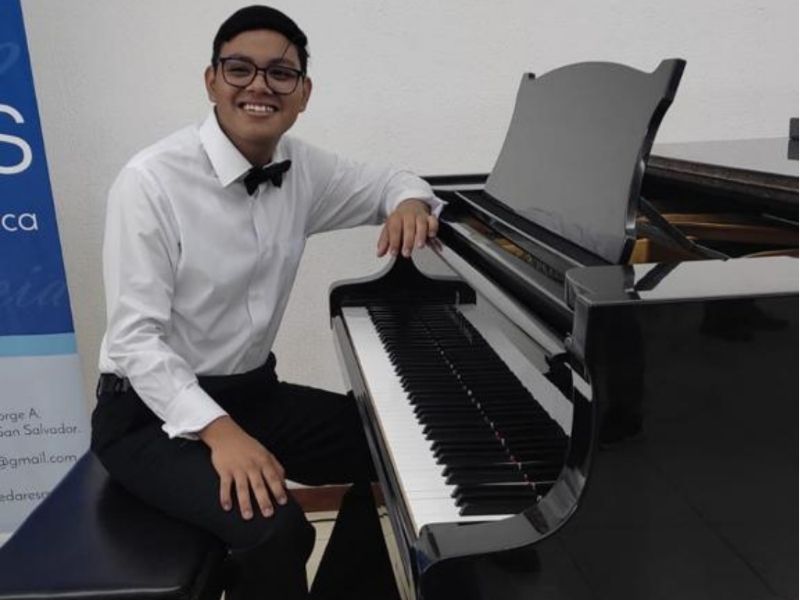 Angel-Perdomo-pianista-salvadoreno