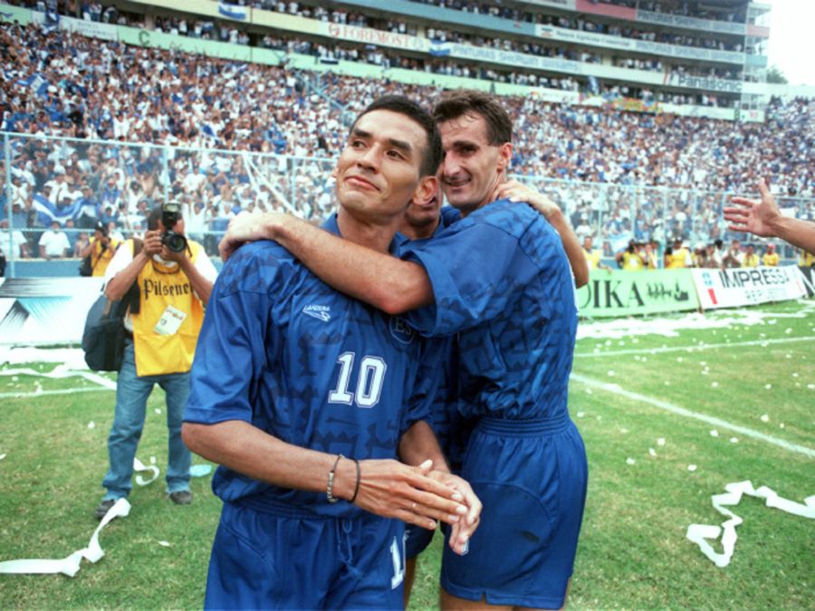 Raúl Díaz Arce, con la mítica "10" de la Selecta. Foto EDH / Archivo