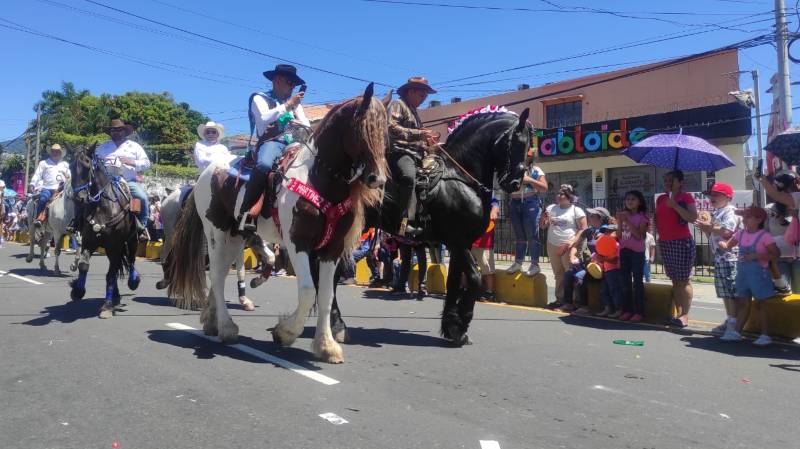 Desfile hípico en San Salvador