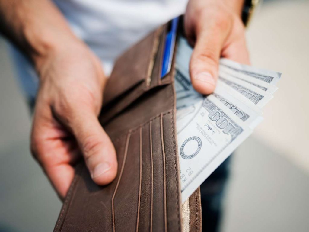 Caratera con billetes y documentos 