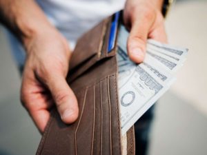 Caratera con billetes y documentos