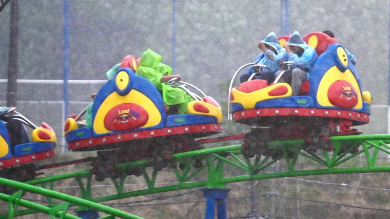 EDC- Campo de la Feria- Fiestas- Ruedas- Familia- Diversión- Lluvia