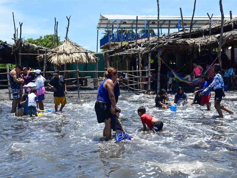 Turismo en la playa El Majahual en el final de las vacaciones Agostinas 2025