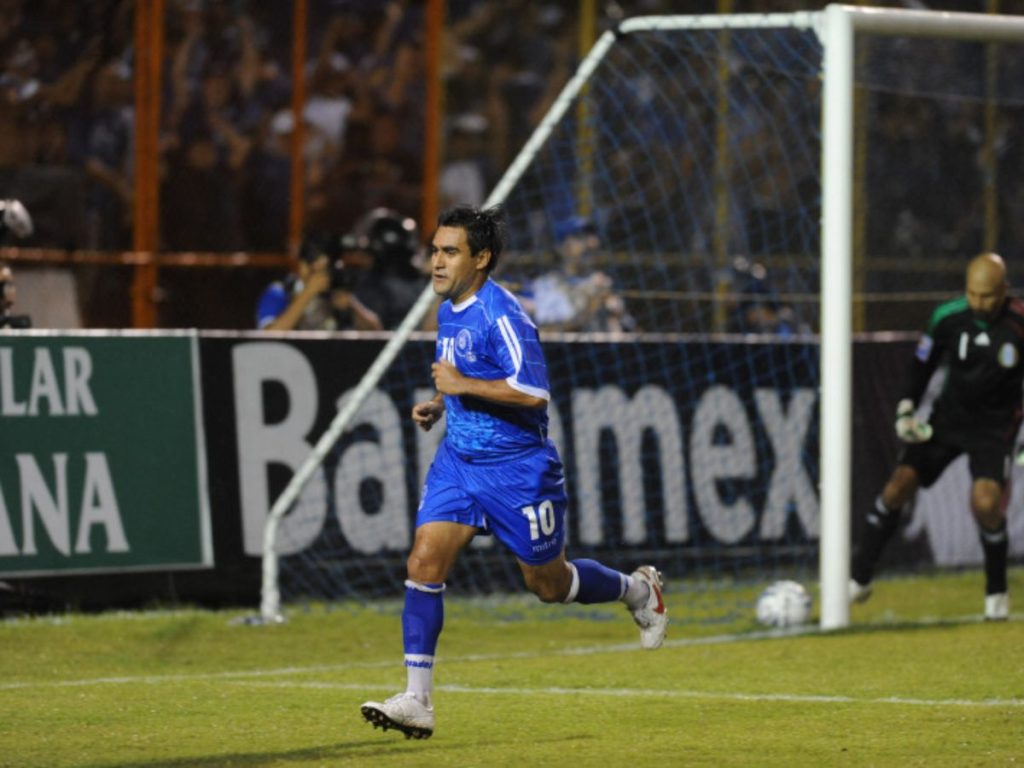 Eliseo Quintanilla celebra el penalti al fondo Óscar Pérez portero de México durante el partido entre las selecciones de El Salvador y México correspondiente a la IV Fase Eliminatoria para la Copa del Mundo Sud çfrica 2010 realizado en el Estadio Cuscatlán. Foto / Archivo