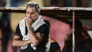 Daniel Messina durante un partido del Apertura 2025; ahora asumirá funciones como director deportivo del Club Deportivo Águila.