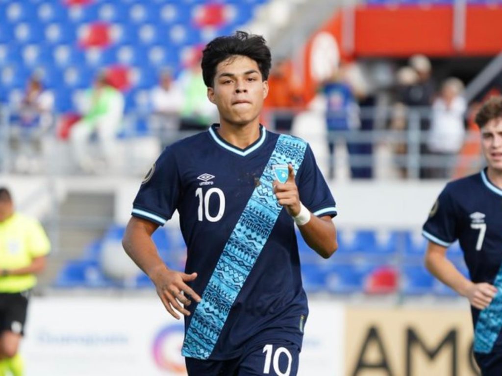 Olger Escobar, cuando jugaba en la Sub 20 de Guatemala. Foto X / Federación Guatemalteca de fútbol