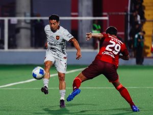 Tereso Benítez (izq.) jugador de Águila contra jugador de Real Estelí. Foto / X CD Águila