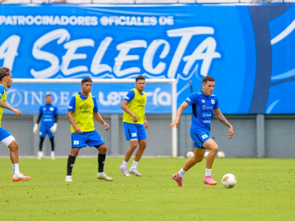Styven Vásquez se entrena con la Selecta en la FESFUT. Foto / X Selecta