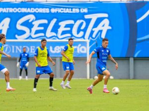 Styven Vásquez se entrena con la Selecta en la FESFUT. Foto / X Selecta