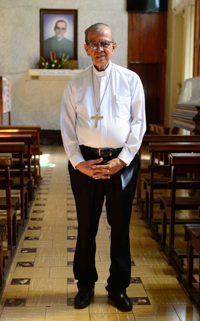 Cardenal Gregorio Rosa Chávez retratado en la iglesia San Francisco de San Salvador en julio de 2025. Foto EDH / Jessica Orellana