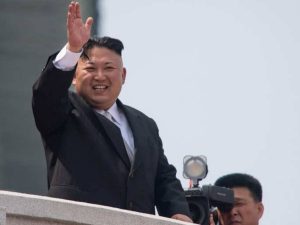 líder norcoreano Kim Jong-un saludando desde un balcón de la Grand People's Study House después de un desfile militar que marcaba el 105 aniversario del nacimiento del fallecido líder norcoreano Kim Il-Sung en Pyongyang.