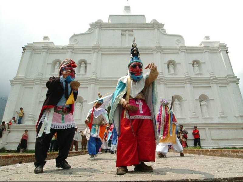 Historiantes y parroquia de la Santa Cruz de Roma de Panchimalco