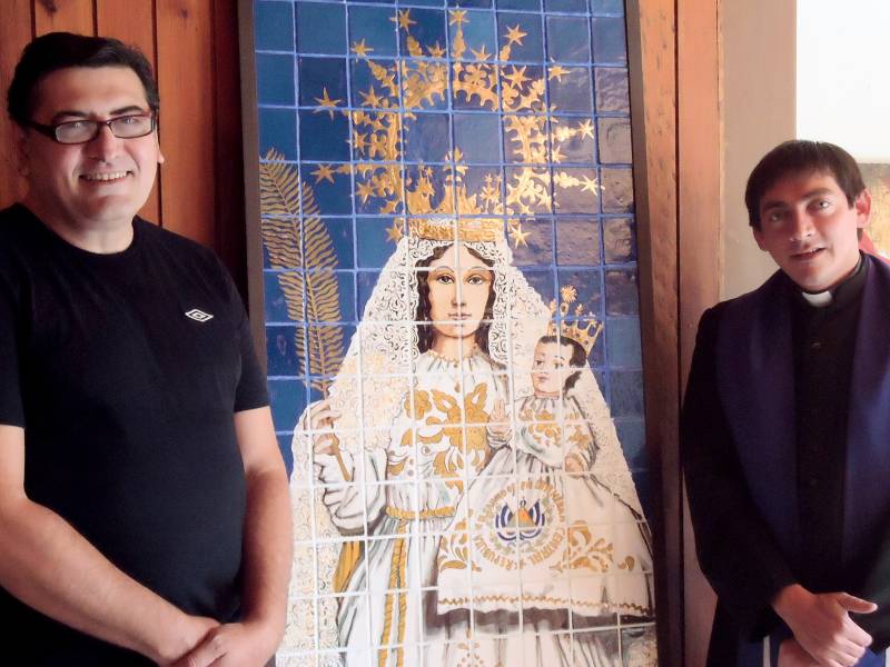 Rodolfo Molina junto a su Virgen de la Paz que se encuentra en Nazaret