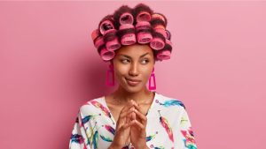 Mujer con rulos en el cabello