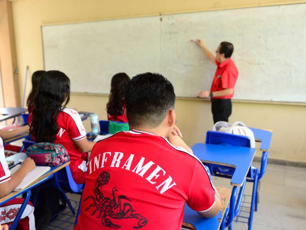 Alumnos son verificados por docentes antes de entrar a los centros educativos.