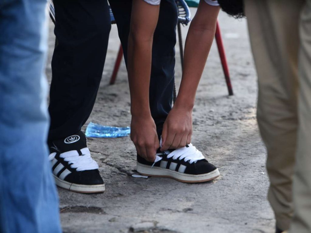 Alumnos son verificados por docentes antes de entrar a los centros educativos.