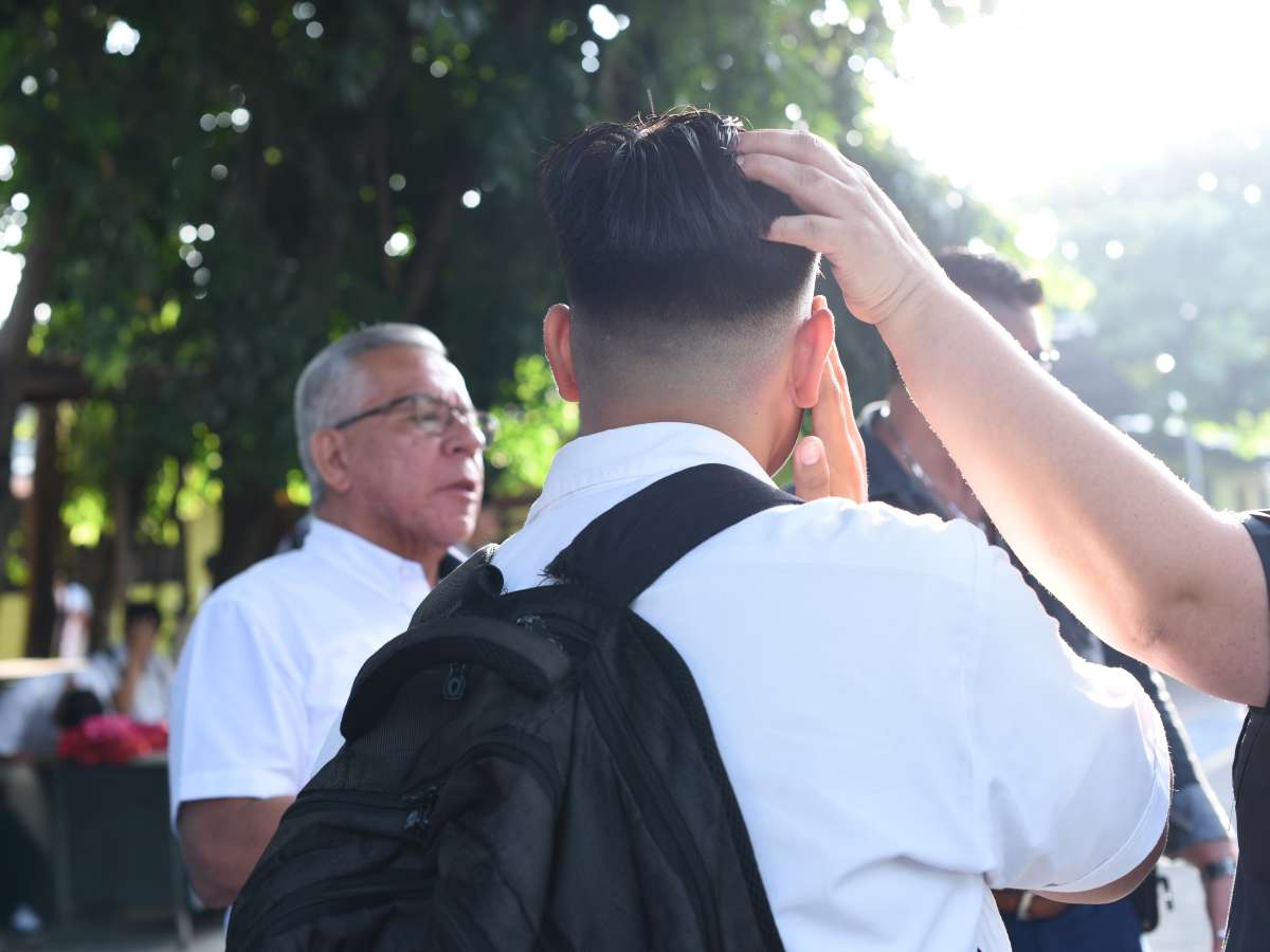 Alumnos son verificados por docentes antes de entrar a los centros educativos.