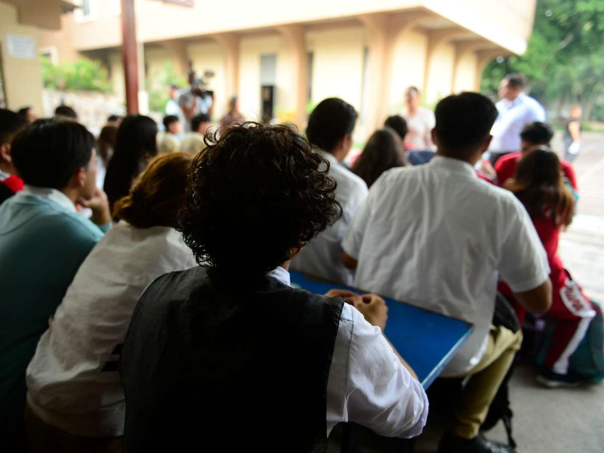 Alumnos son verificados por docentes antes de entrar a los centros educativos.