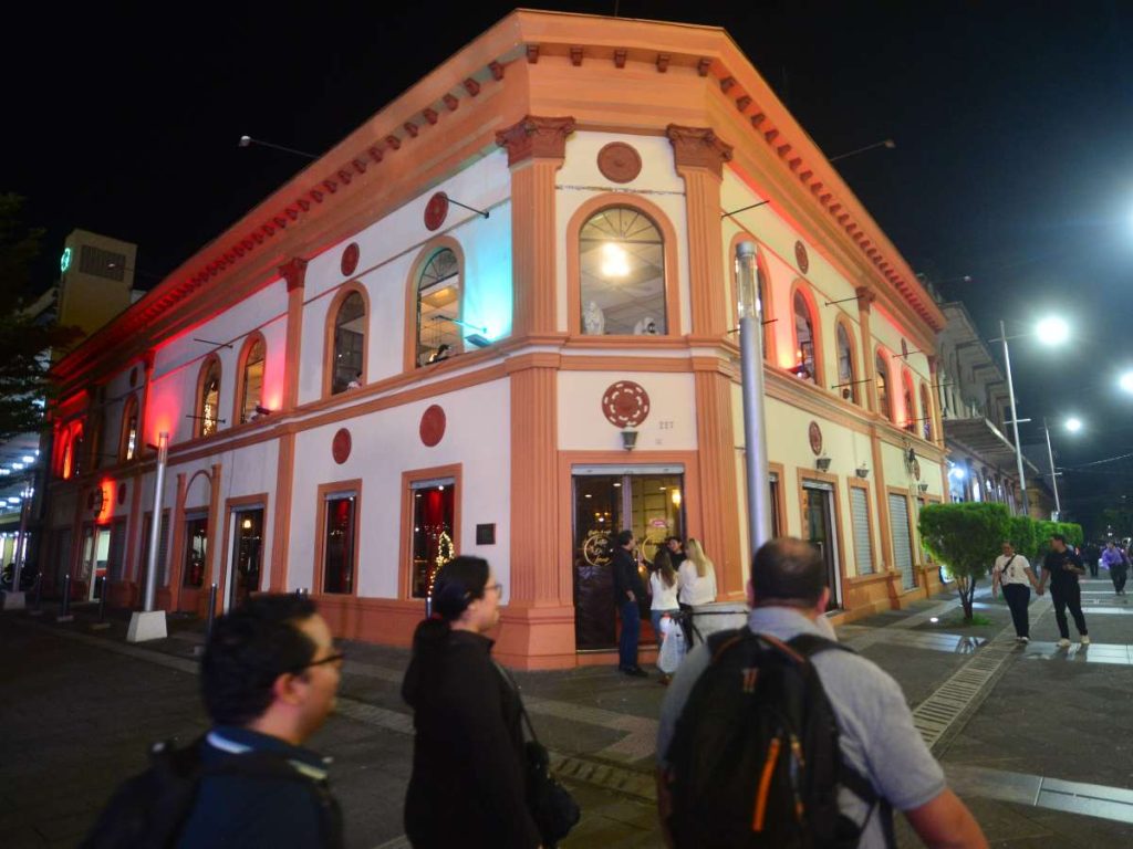 Turistas disfrutran del Centro Historico de San Salvador