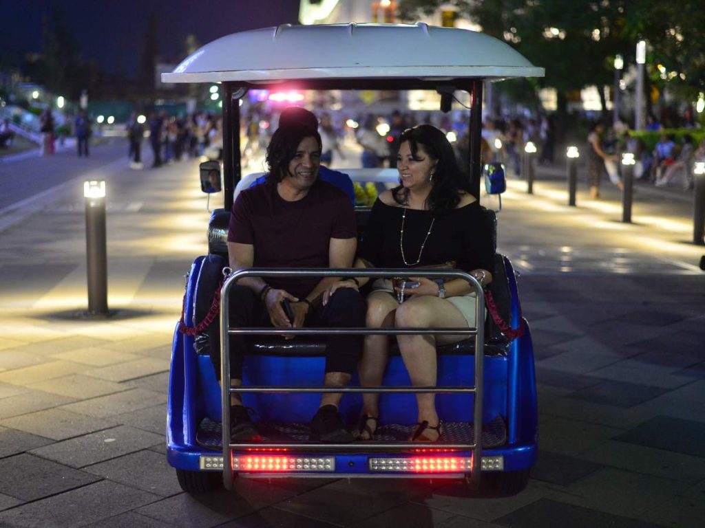 Grupo de turistas recorre el Centro Histórico de San Salvador