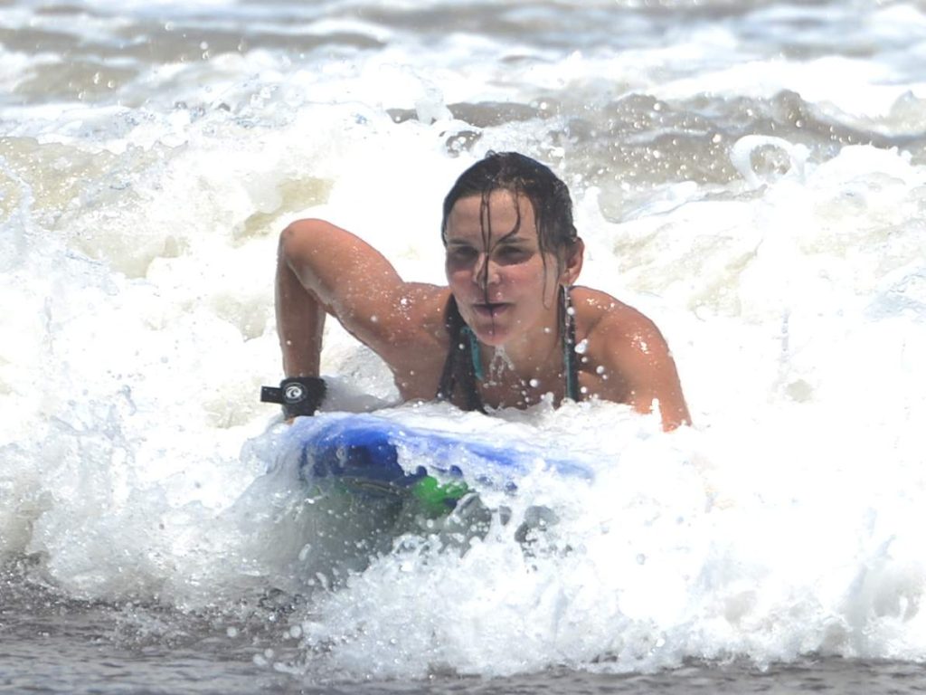 Turista disfruta del Surf 