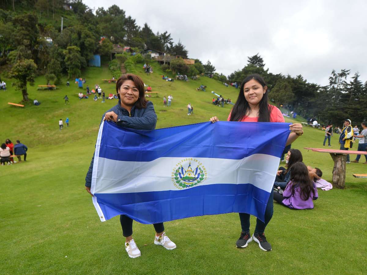 turistas salvadoreños disfrutan de un dia en El Pital