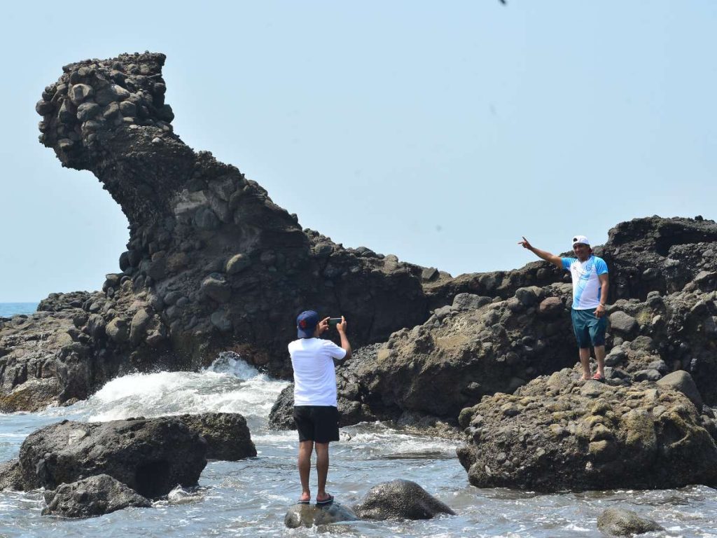 turistas disfrutan de las playas en El Salvador 
