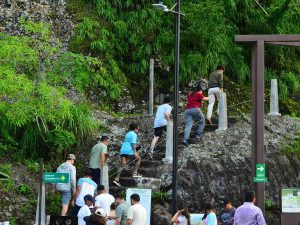 Turistas suben peñón acompañados de un guía del lugar.