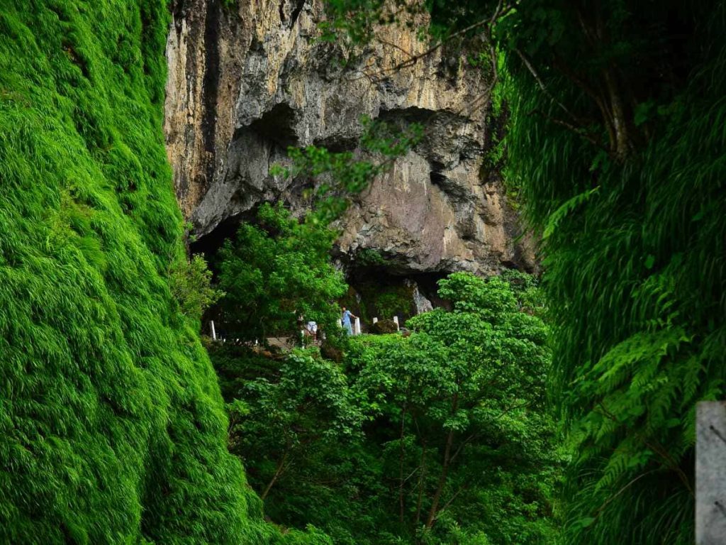 Turistas hacen senderismo en La Puerta de Diablo.