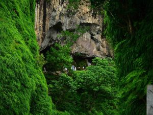 Turistas hacen senderismo en La Puerta de Diablo.