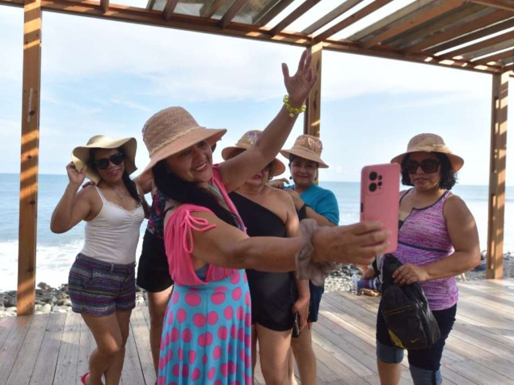 Turistas salvadoreños visitan la costa salvadoreña
