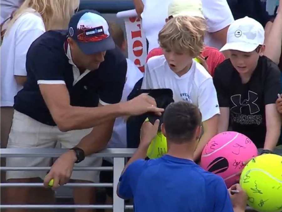 El momento exacto en la que le roban la gorra a un fan en el US Open. Foto / Captura de pantalla