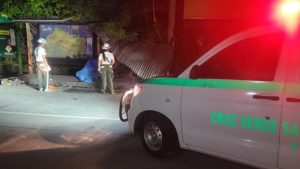 El cuerpo sin vida fue cubierto por los socorristas. Foto EDH / Cortesía Cruz Verde Salvadoreña.