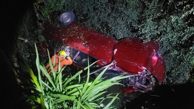 El vehículo se encontraba al fondo del barranco. Foto EDH / Cortesía Comandos de Salvamento.
