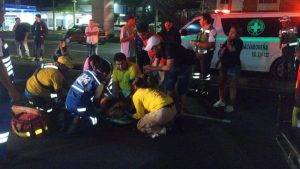 El joven fue ingresado en máxima urgencia del Hospital Rosales, debido a las lesiones. Foto EDH / Cortesía Comandos de Salvamento.