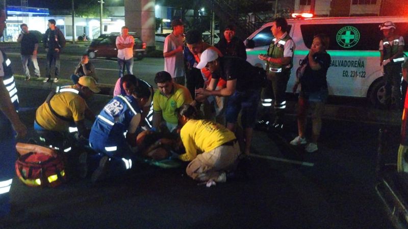 El joven fue ingresado en máxima urgencia del Hospital Rosales, debido a las lesiones. Foto EDH / Cortesía Comandos de Salvamento.