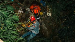 El hombre estaba tendido en un tragante de aguas lluvias. Foto EDH / Cortesía Protección Civil.