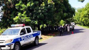 Las autoridades de la PNC procesan la escena de accidente de tránsito. Foto EDH / Cortesía PNC.